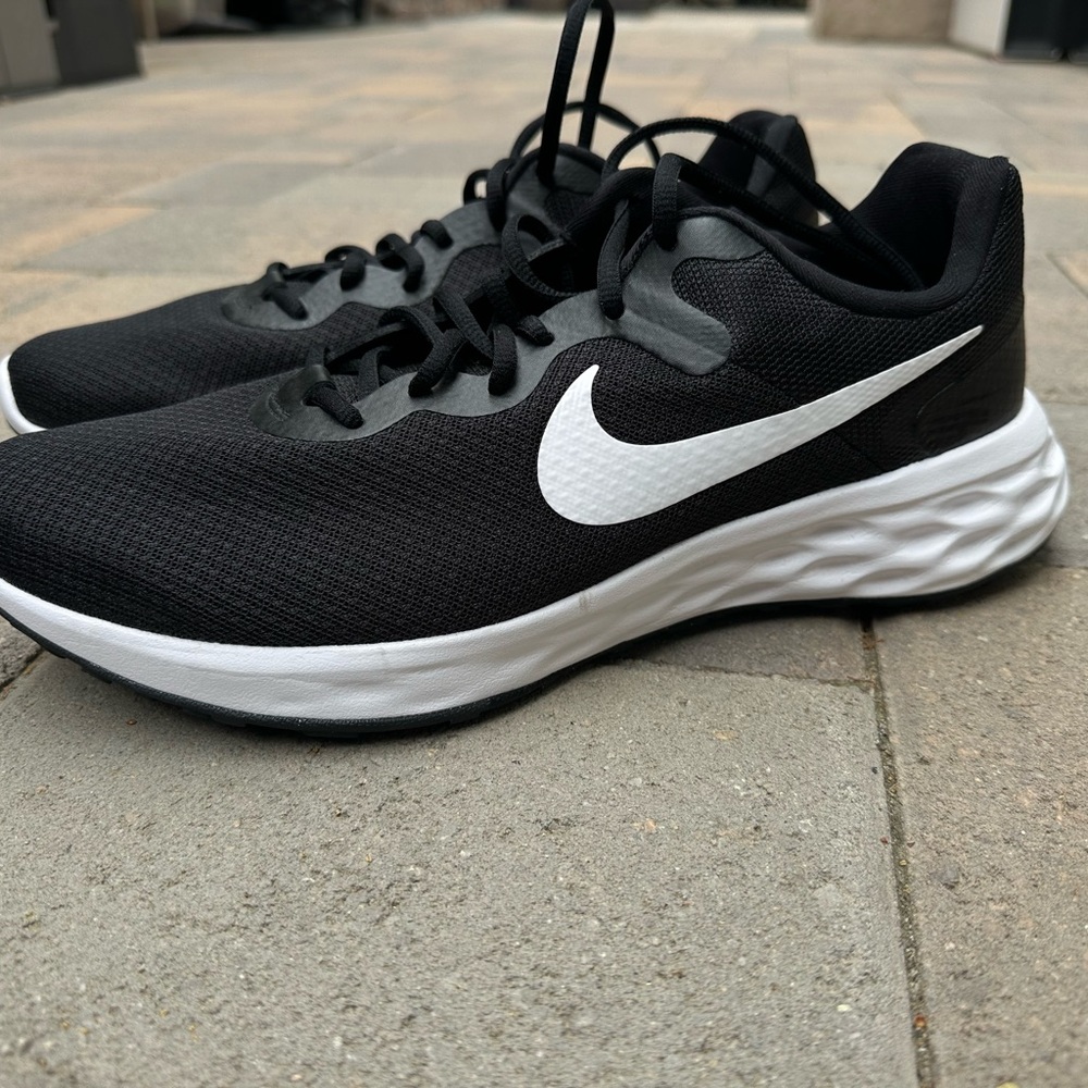 New US size 10.5 Nike Men's Black and White Athletic Running Shoes